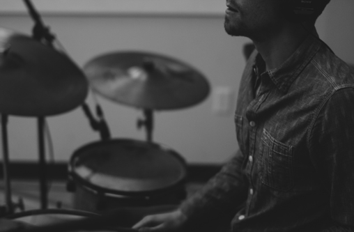 hombre tocando bateria