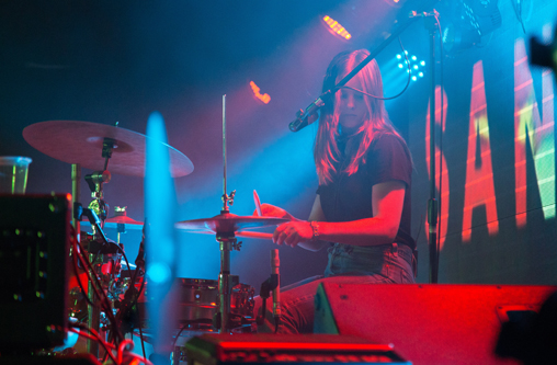 mujer tocando bateria