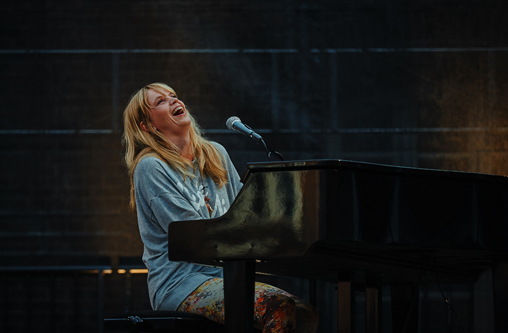 mujer tocando piano